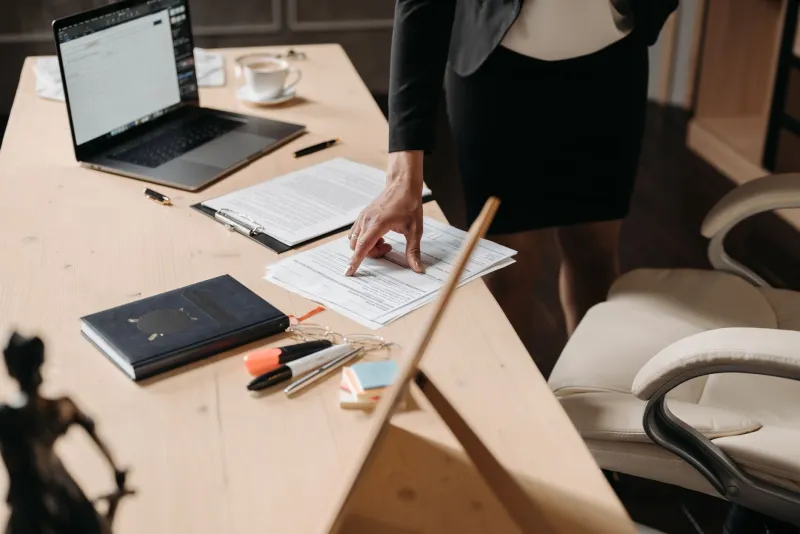 Sous la surface du devis : lire entre les lignes d'une proposition d'agence web avant de s'engager